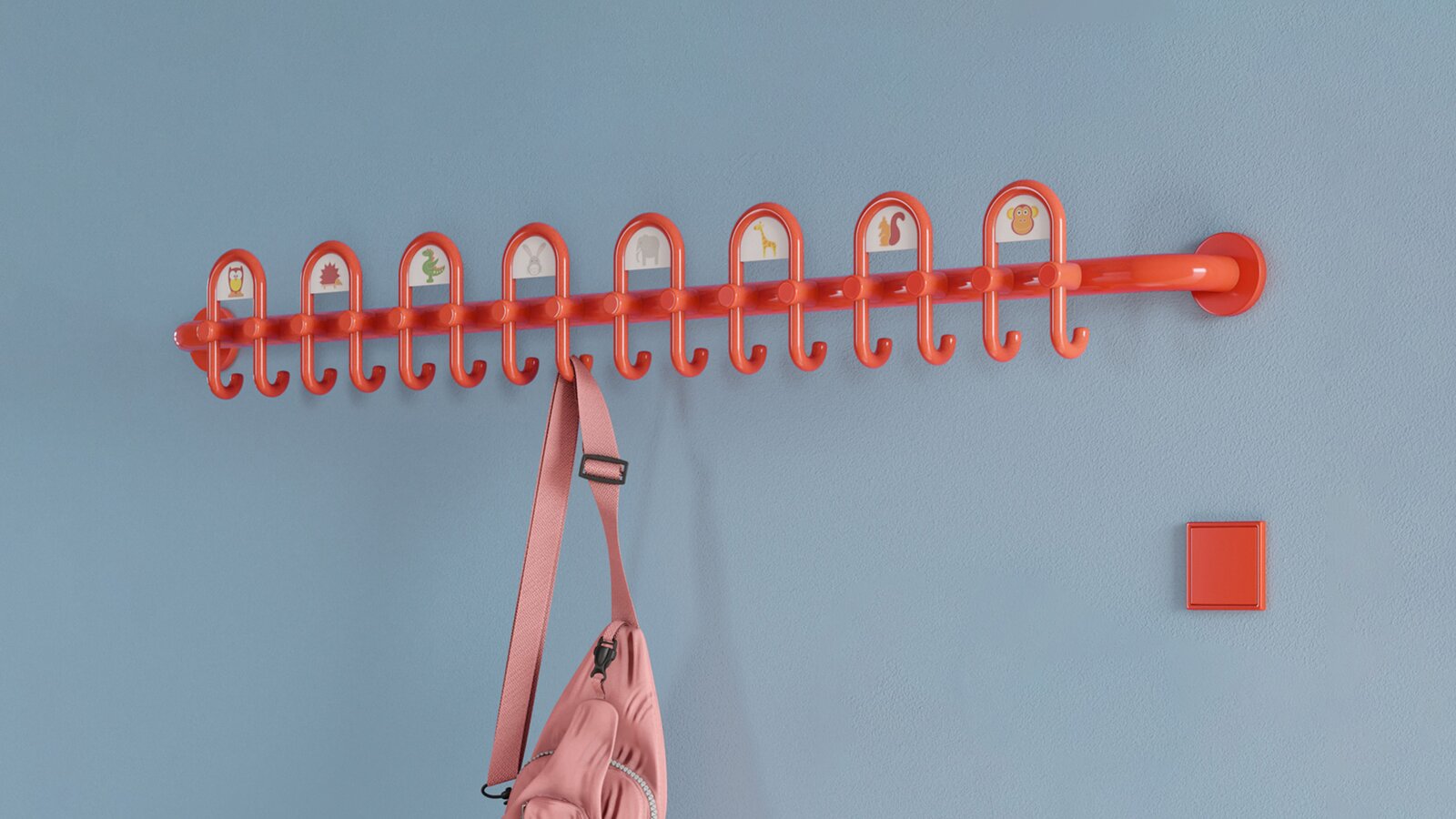 HEWI Garderobe und Beschläge für Kinder Farbefroher Kindergarten ausgestattet mit Beschlägen und Garderobe in der Farbe Orange